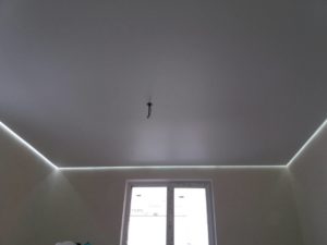 парящий натяжной потолок