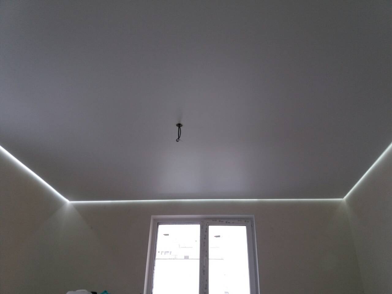 парящий натяжной потолок