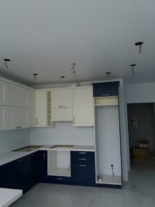белый натяжной потолок на кухне