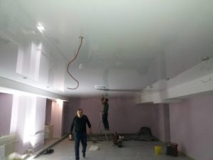 белый глянцевый натяжной потолок в кафе