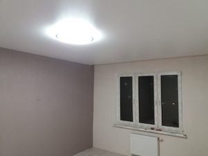 скрытый карниз в комнате