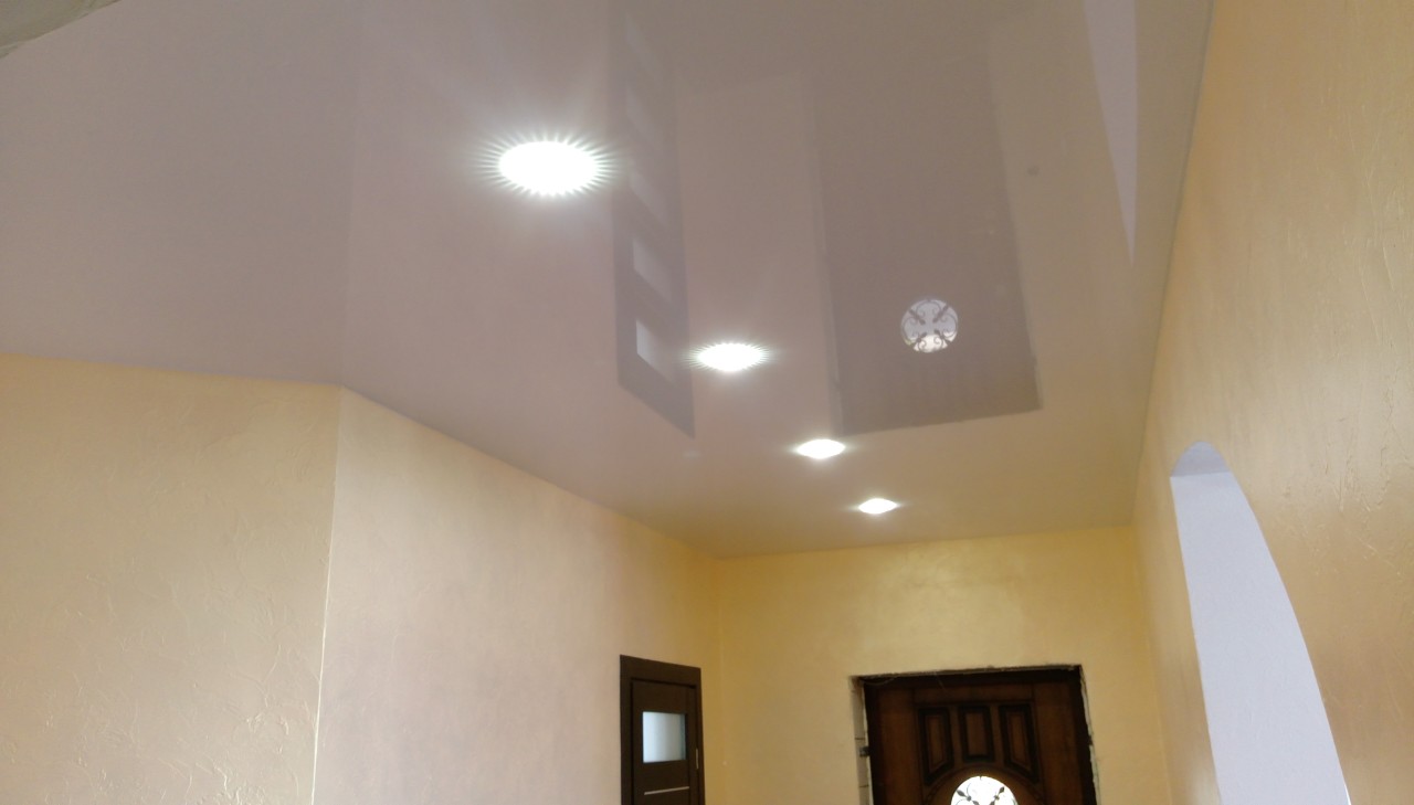 глянцевый натяжной потолок в коридоре