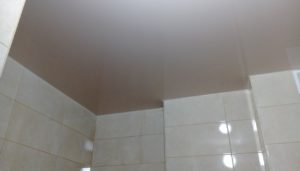 натяжной потолок в ваннной