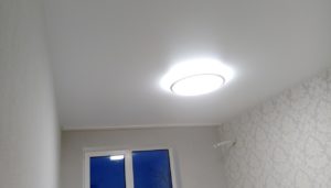 белый натяжной потолок в комнате