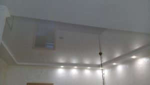 глянцевый натяжной потолок в гостиной