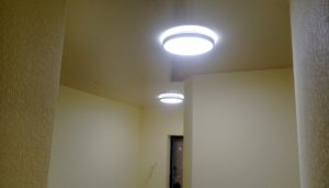 натяжной потолок в прихожей