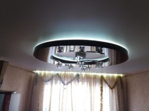 матовый натяжной потолок с глянцевым кольцом